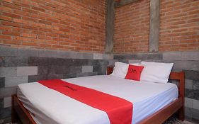 RedDoorz @ Omah Kayu Homestay