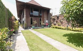 RedDoorz @ Omah Kayu Homestay